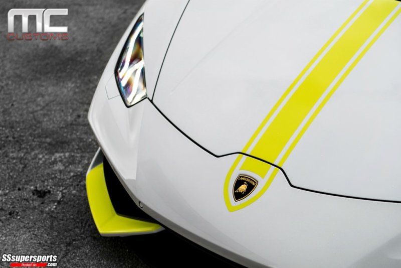 4-white-lamborghini-huracan-vellano-wheels-lambo-logo