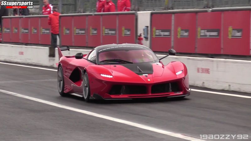 6-red-laferrari-fxx-k-monza-pit-lane