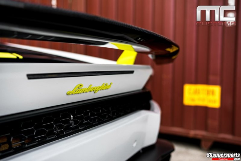 8-white-lamborghini-huracan-vellano-wheels-lamborghini-badge-rear