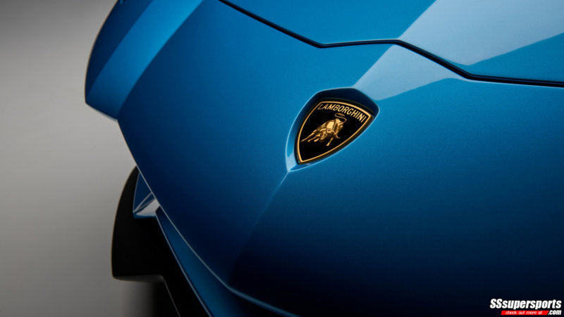 10-2018-lamborghini-aventador-s-roadster-lamborghini-logo-close-up