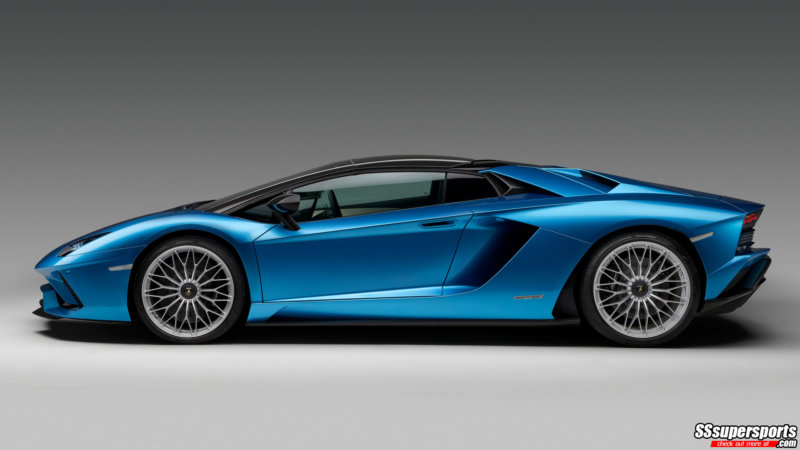 3-2018-lamborghini-aventador-s-roadster-side-view