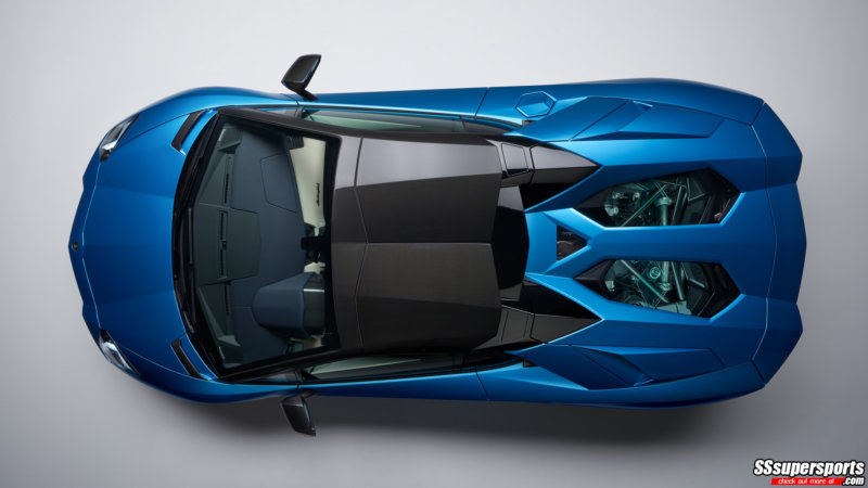 8-2018-lamborghini-aventador-s-roadster-top-view-carbon-fiber-roof